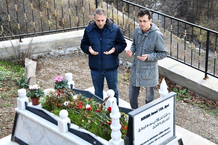 Vali Taşbilek ve eşinden Şehit Öğretmenin ailesi ve kabrine ziyaret G4