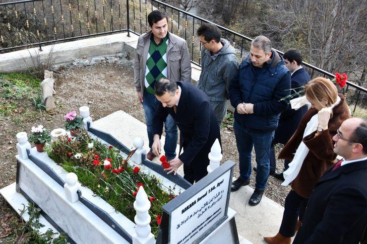 Vali Taşbilek ve eşinden Şehit Öğretmenin ailesi ve kabrine ziyaret G5