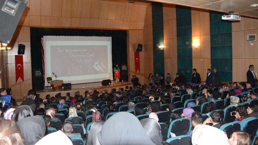 Tatvan&rsquo;da 24 Kasım &Ouml;ğretmenler G&uuml;n&uuml; programı d&uuml;zenlendi