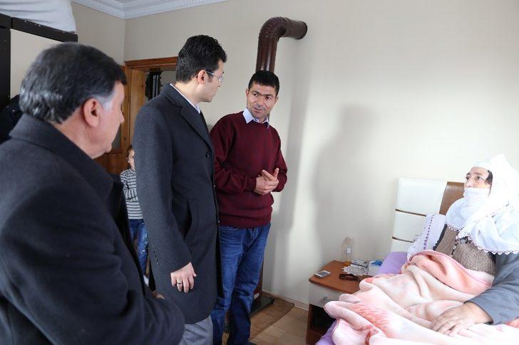 Varto kaymakamı Kaçmaz’dan öğretmen ve hastalara ziyaret G2