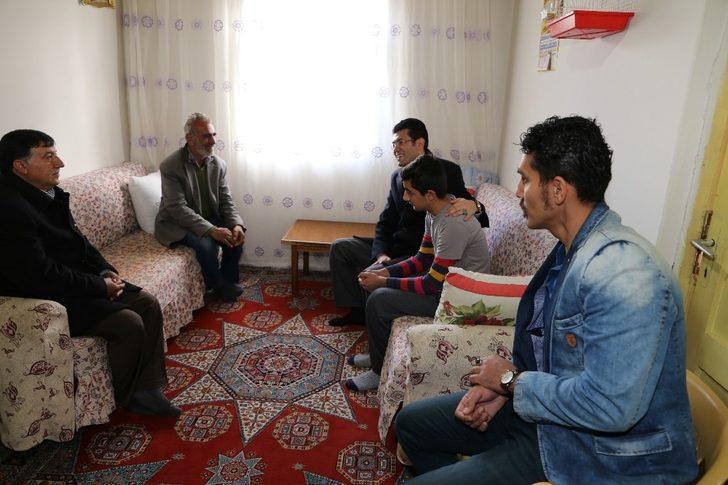 Varto kaymakamı Kaçmaz’dan öğretmen ve hastalara ziyaret G3