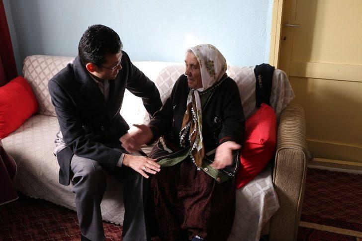 Varto kaymakamı Kaçmaz’dan öğretmen ve hastalara ziyaret G4