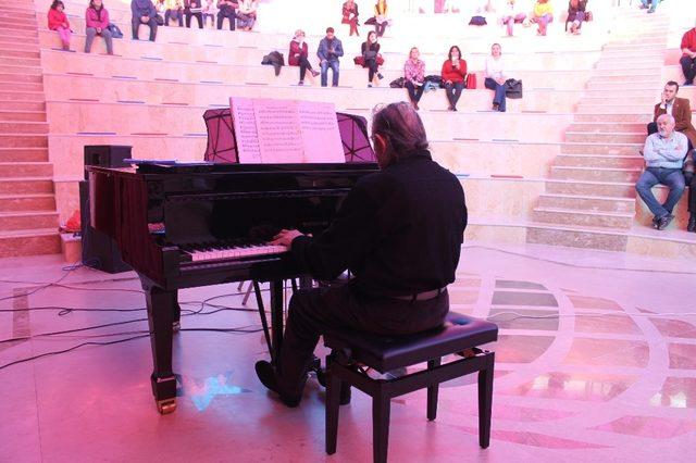 Anadolu Üniversitesi’nin ‘Öğretmenler Günü Konseri’