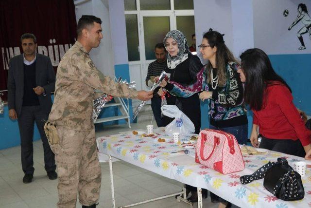 Jandarma’dan güllü Öğretmenler Günü kutlaması