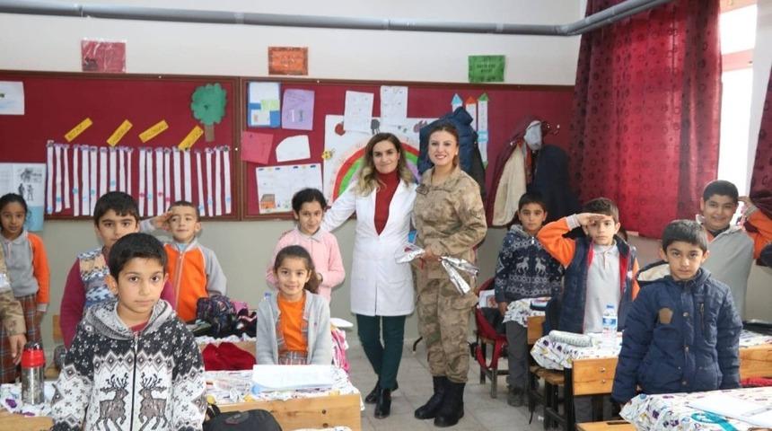 Jandarma’dan güllü Öğretmenler Günü kutlaması