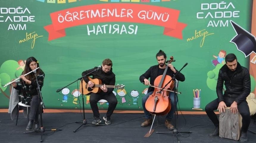 Doğa Cadde&rsquo;de &Ouml;ğretmenlere jest