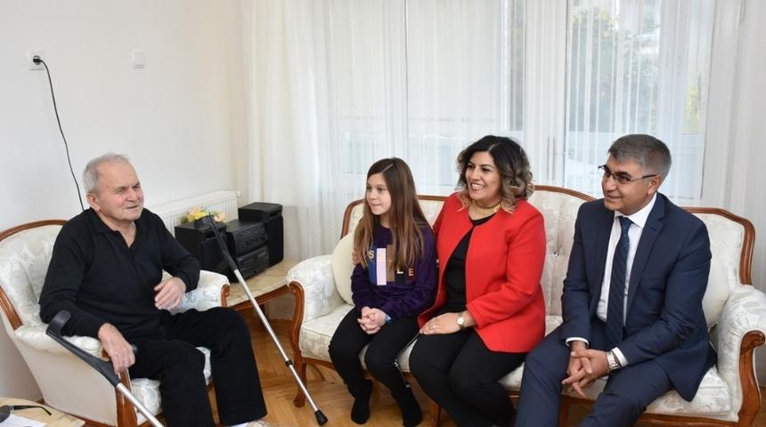 Vali G&uuml;rel emekli &ouml;ğretmeni evinde ziyaret etti