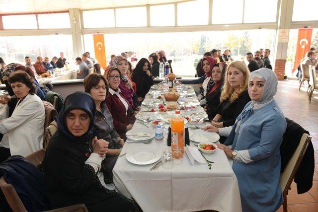 Başkan Gül’den öğretmenlere yemek