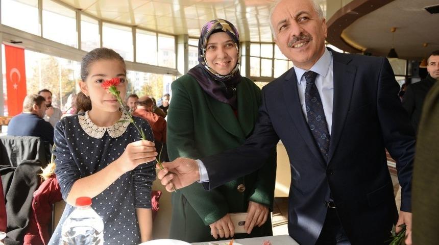 Başkan G&uuml;l&rsquo;den &ouml;ğretmenlere yemek