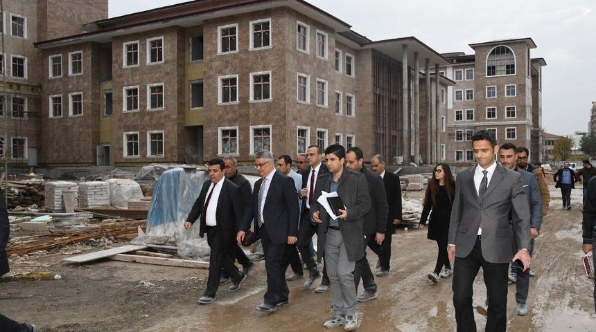 Vali Aykut Pekmez, H&uuml;k&uuml;met Konağı inşaatını inceledi