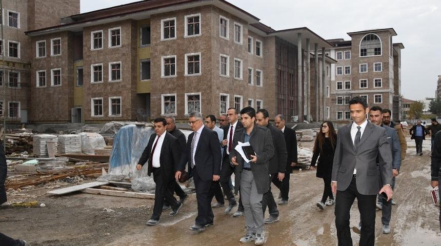 Vali Aykut Pekmez, H&uuml;k&uuml;met Konağı inşaatını inceledi