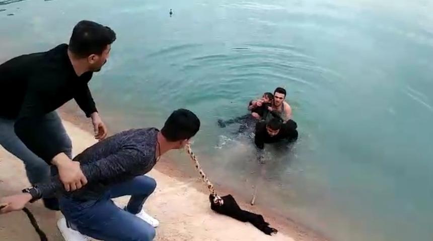 Sulama kanalına düşen 2 çocuğu vatandaşlar son anda kurtardı