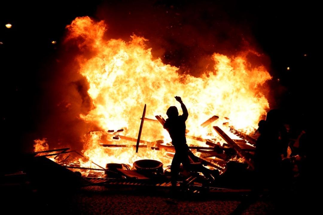 Fransa'da sokaklar karıştı! Polisten sert m&uuml;dahale