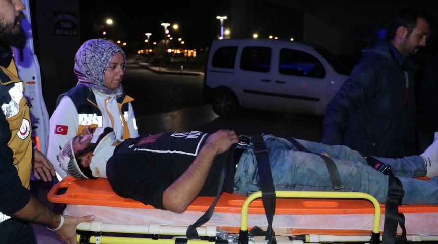 Kafa kafaya &ccedil;arpıştılar: &Ccedil;ok sayıda yaralı var!