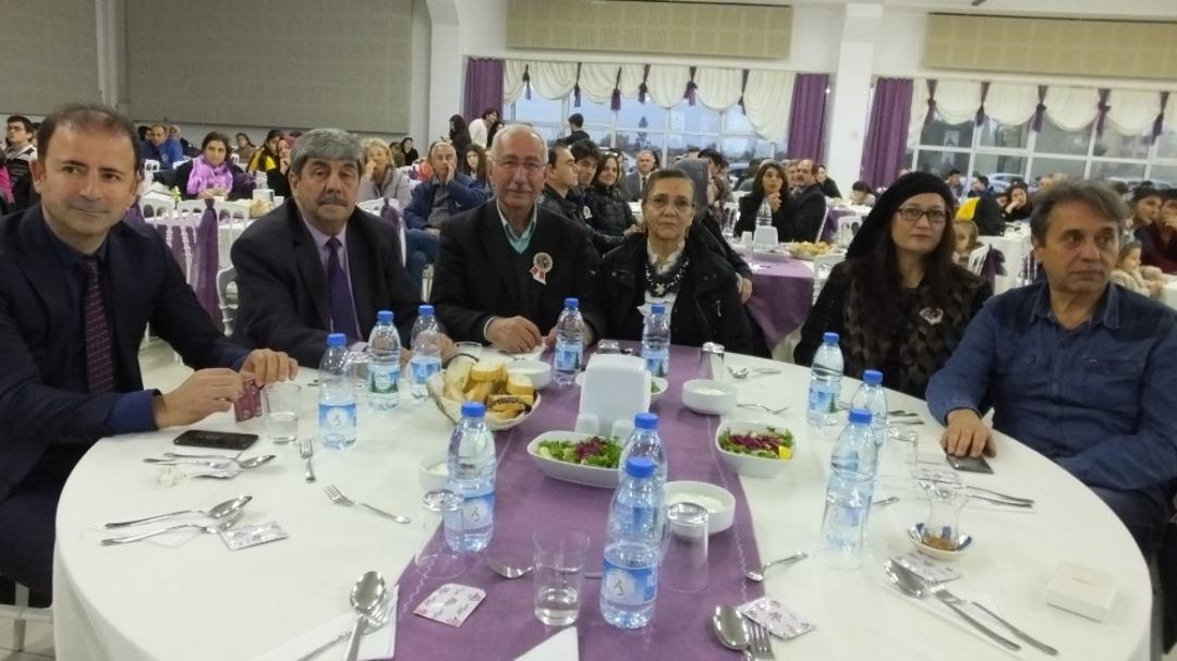 Burhaniye&rsquo;de &Ouml;ğretmenler G&uuml;n&uuml;&rsquo;nde coşkulu kutlama