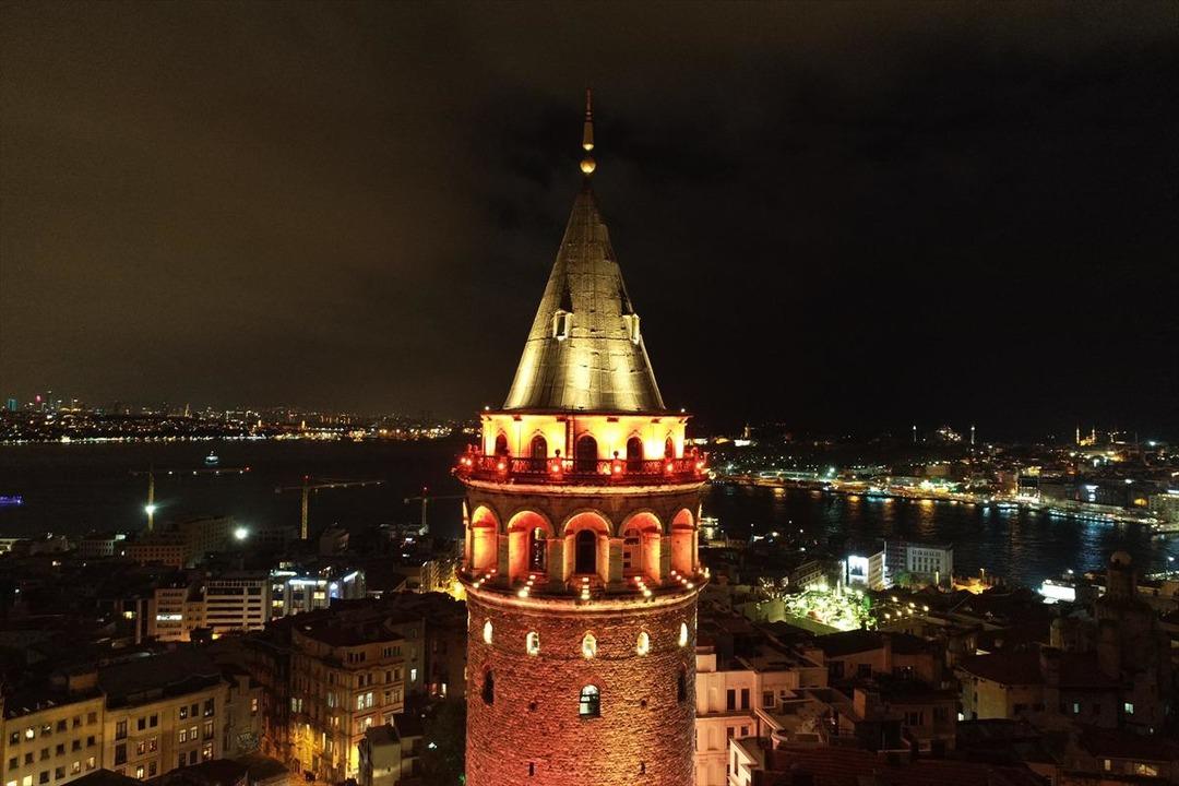 Galata Kulesi turuncuya b&uuml;r&uuml;nd&uuml; 