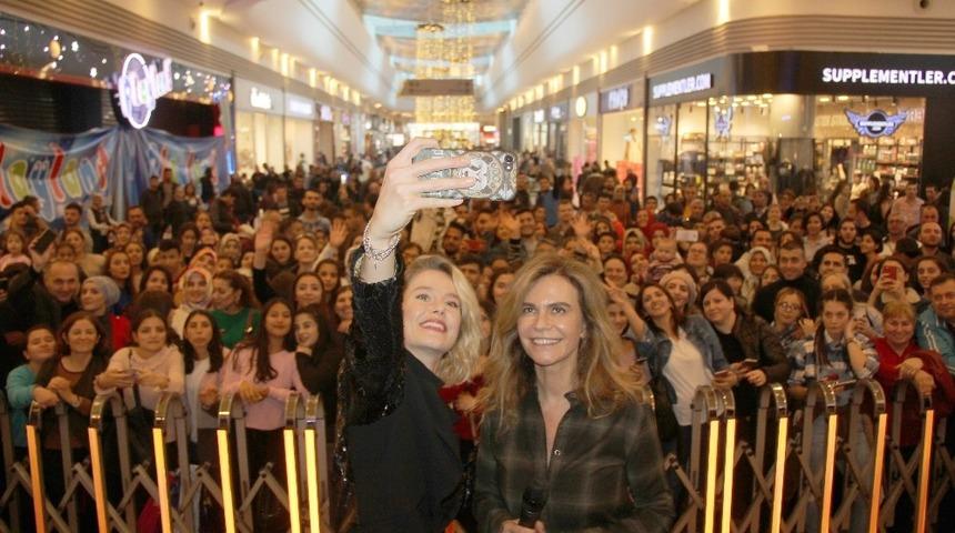 Burcu Biricik, Adana&rsquo;da sevenleriyle buluştu