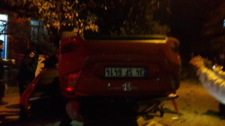 Kontrolden &ccedil;ıkan otomobil otob&uuml;s durağına &ccedil;arptı: 2 yaralı