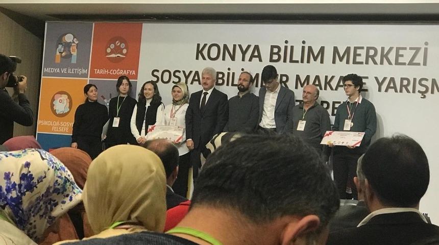 Fen Lisesi &ouml;ğrencisi makale yarışmasında T&uuml;rkiye &uuml;&ccedil;&uuml;nc&uuml;s&uuml; oldu