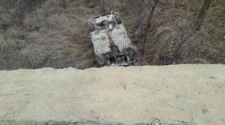 Otomobil istinat duvarında u&ccedil;tu: 2 yaralı