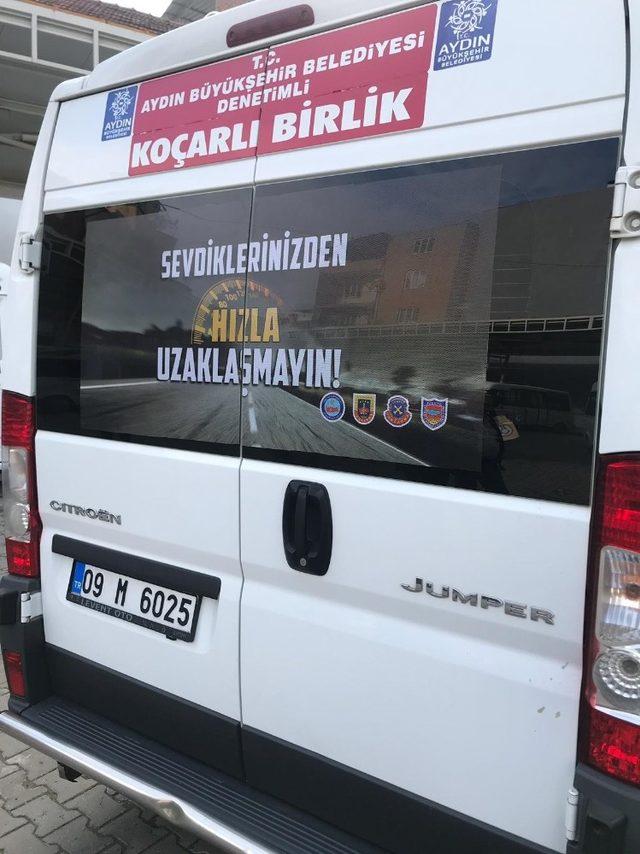 Jandarma toplu taşıma araçlarına trafik uyarı afişleri astı