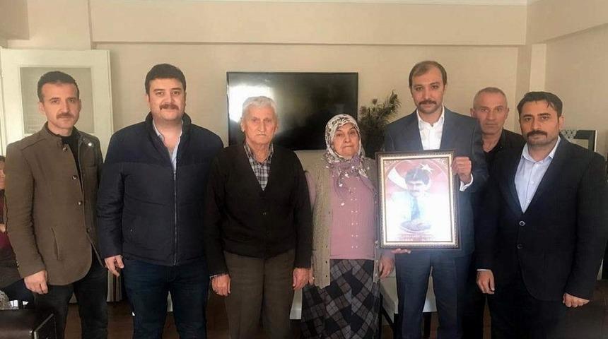 Şehit &ouml;ğretmenin ailesine anlamlı ziyaret