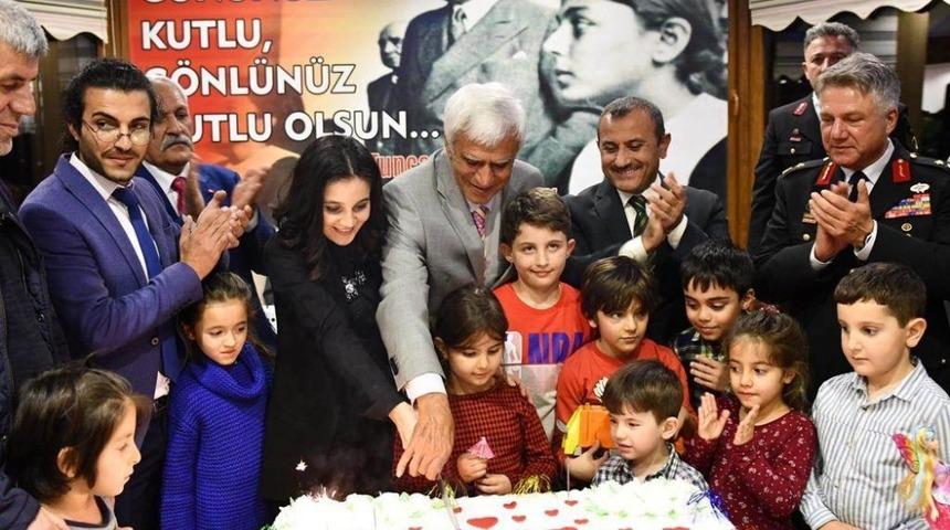 Vali Sonel&rsquo;den 24 &ouml;ğretmene Prag gezisi jesti