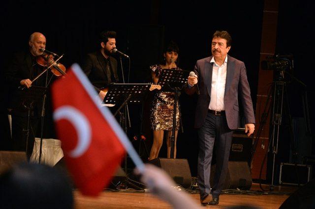 Ahmet Selçuk, en güzel şiirlerini öğretmenler için söyledi