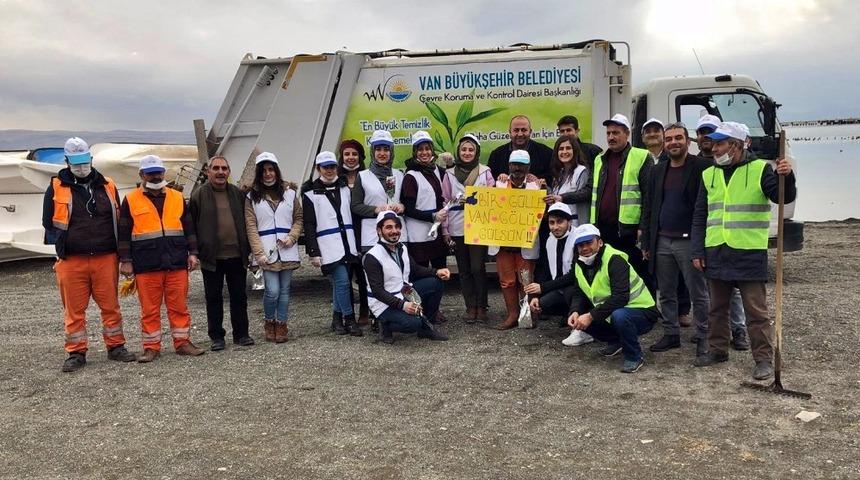 Öğretmen adaylarından sahil temizliği