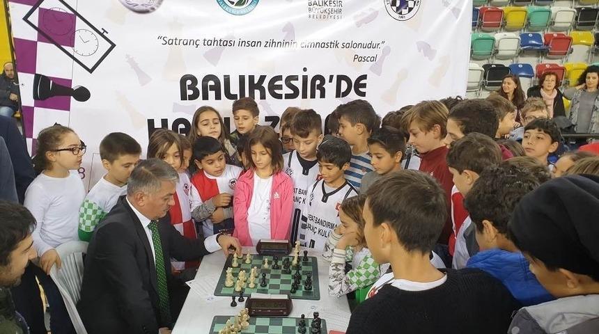 Vali Yazıcı, &Ouml;ğrencilerle satran&ccedil; oynadı