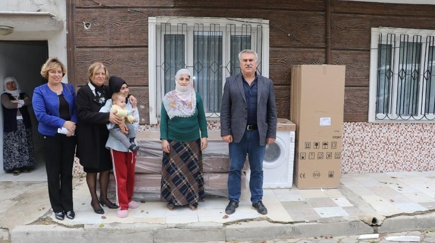 Yangın mağduru ailenin y&uuml;z&uuml; b&uuml;y&uuml;kşehirle g&uuml;ld&uuml;