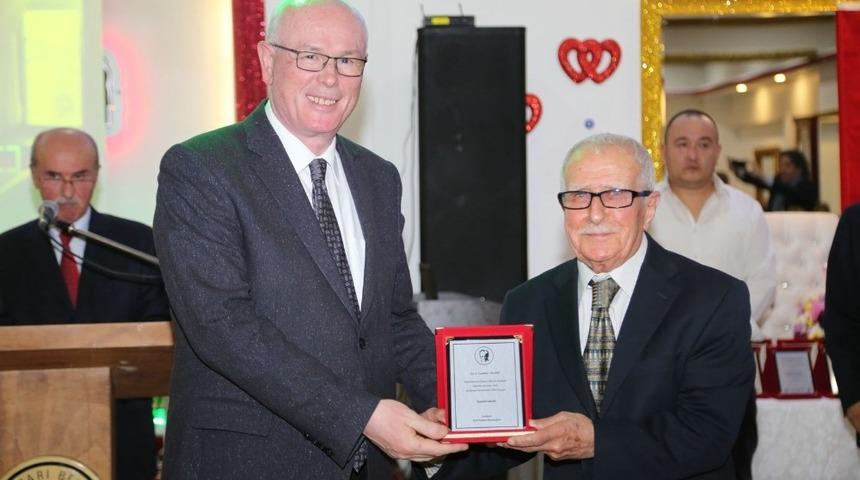 En kıdemli &ouml;ğretmenlere teşekk&uuml;r plaketi