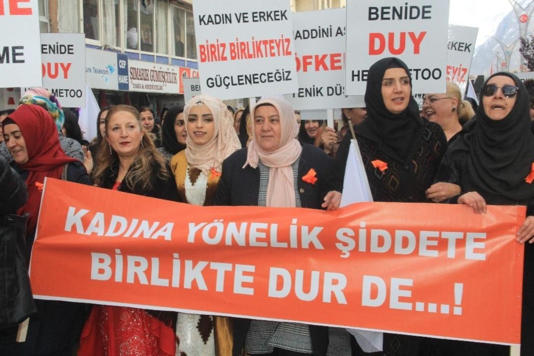 Hakkarili kadınlar, kadına y&ouml;nelik şiddete karşı y&uuml;r&uuml;d&uuml;