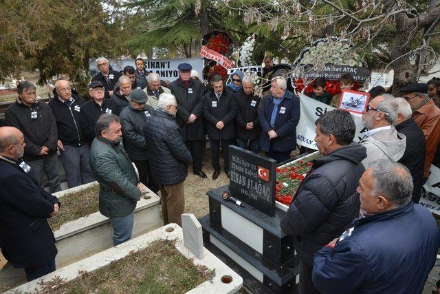 Efsane eldiven kabri başında anıldı