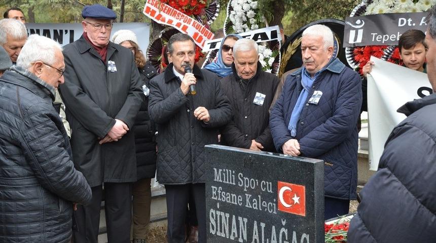 Efsane eldiven kabri başında anıldı