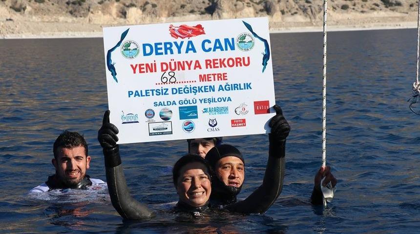 Derya Can, D&uuml;nya rekorunu 68 metreye &ccedil;ıkarttı
