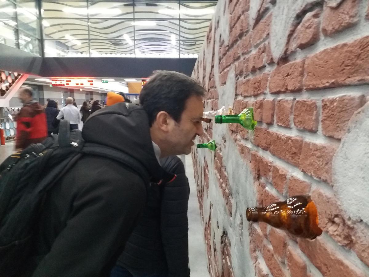 Merakla baktıkları yerde korkun&ccedil; bir manzara var