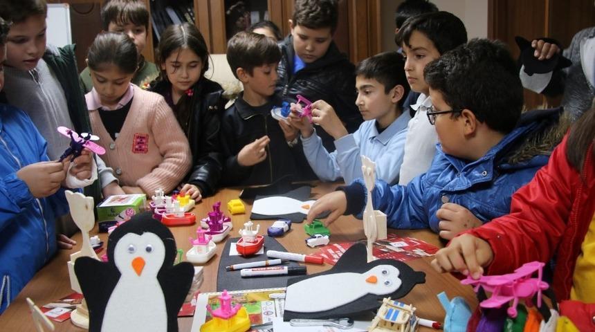 Minikler, Suriyeli &ccedil;ocuklar i&ccedil;in oyuncak yaptı