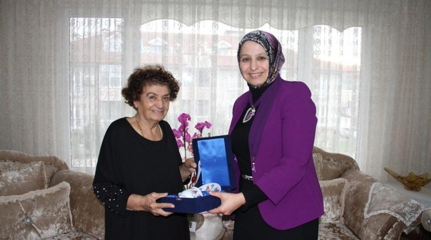 94 yaşındaki emekli &ouml;ğretmene anlamlı ziyaret