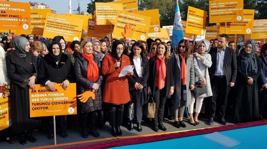 İzmitli kadınlar, kadına şiddete karşı y&uuml;r&uuml;d&uuml;