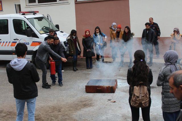 AFAD, üniversite öğrencileriyle tatbikat yaptı