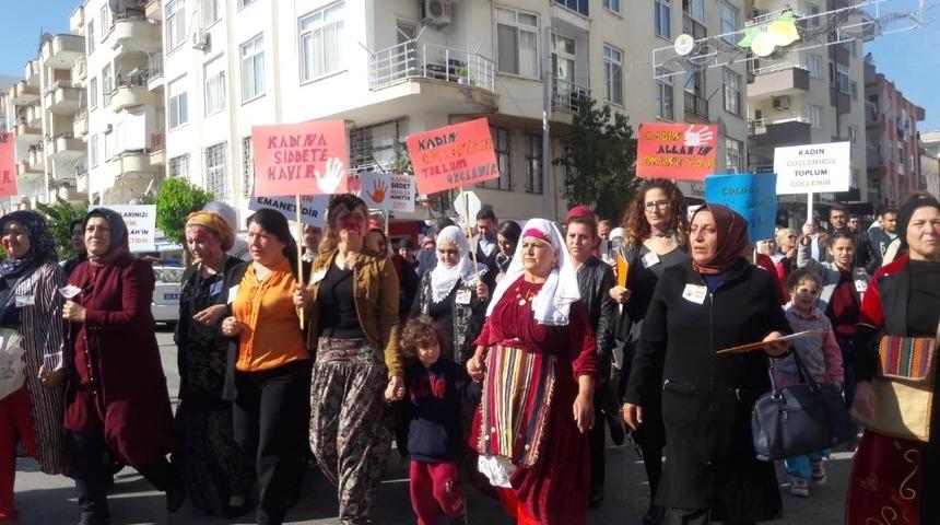 Erdemli’de kadınlar şiddete karşı yürüdü