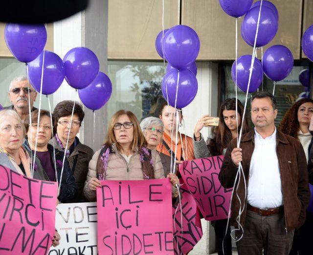 Kadınlardan mor balonlu protesto