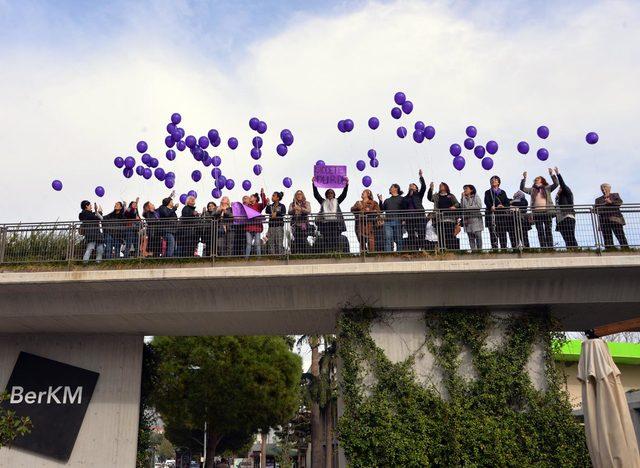 Kadınlardan mor balonlu protesto