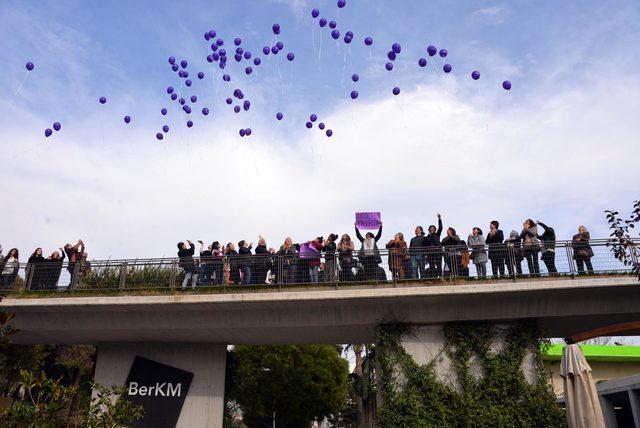 Kadınlardan mor balonlu protesto