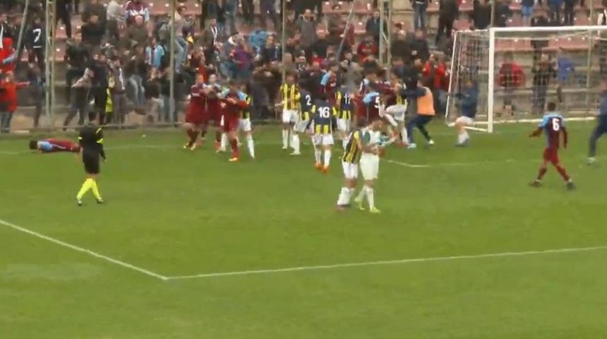 U21 derbisinde yumruklar konuştu!