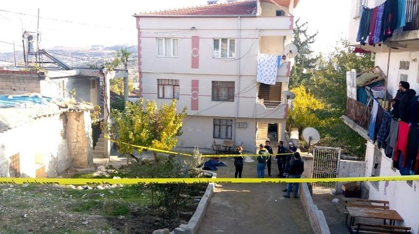 &Ccedil;atıdan atlayan şahıs &ouml;ld&uuml;