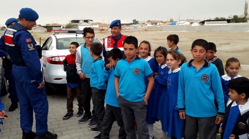 Jandarma il&ccedil;e ve k&ouml;y okullarında g&uuml;venliği sağlıyor