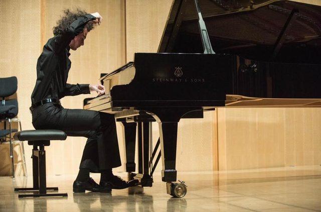 İzmir in eski Başkanı Y&uuml;ksel &Ccedil;akmur un torunu Japonya da 1 inci oldu 2