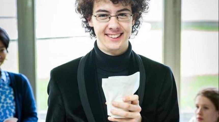 İzmir'in eski Başkanı Y&uuml;ksel &Ccedil;akmur'un torunu Japonya'da 1'inci oldu